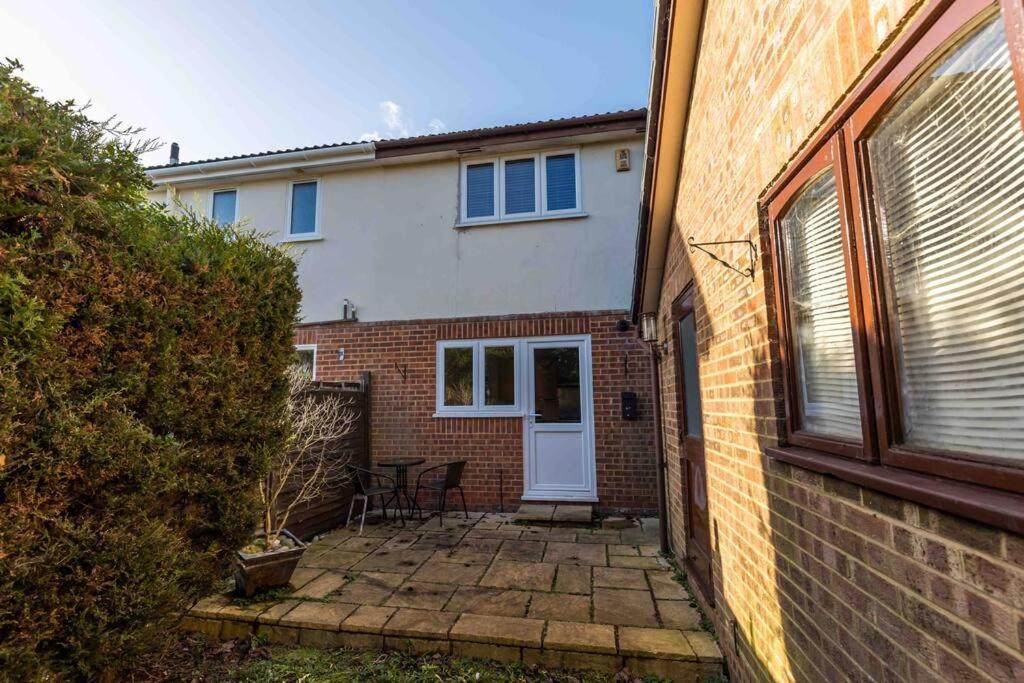 2 Bedroom House-Driveway - Bournemouth Hospital - Long Stay Discounts - Lima Apartments Ltd Exterior foto
