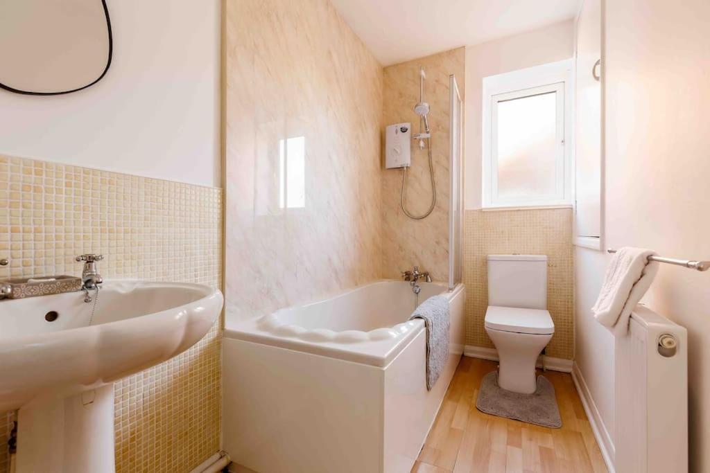 2 Bedroom House-Driveway - Bournemouth Hospital - Long Stay Discounts - Lima Apartments Ltd Exterior foto